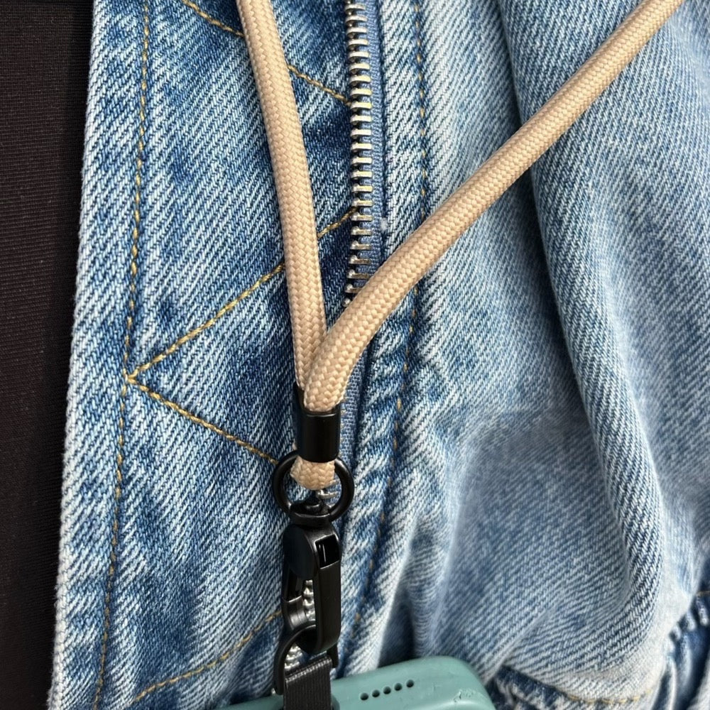 Handyband lang in Beige mit schwarzem Karabiner. Universal an jedem Handy zum Umhängen.