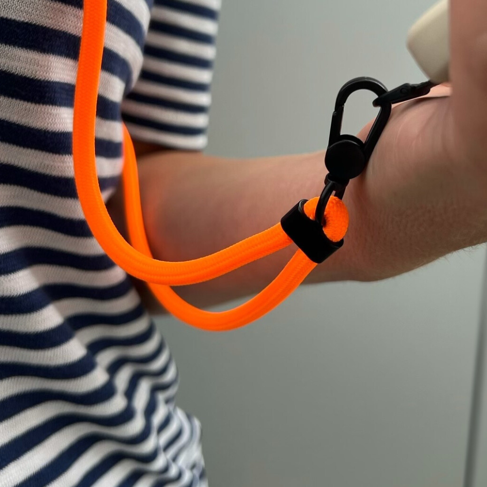 Handyband in Neon Orange mit schwarzem Karabiner für alle Handys.