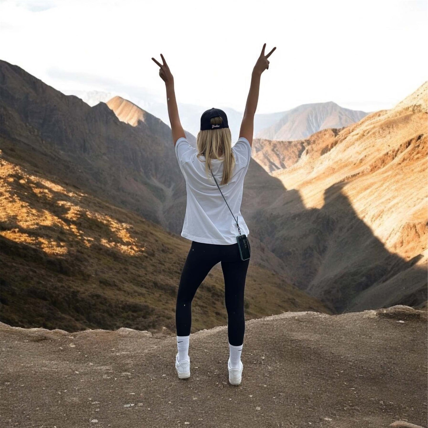 Frau mit Handy-Umhängeband 160 cm lang, im Grand Canyon, beide Hände frei, unterwegs ohne Tasche in sportlichem Outfit mit Leggings