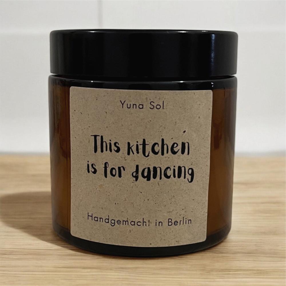 Kerze mit Spruch - This kitchen is for dancing - ohne Duft. Handgemacht in Berlin.